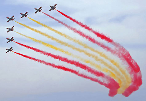 Patrulla Águila dibuja la bandera de España en el cielo